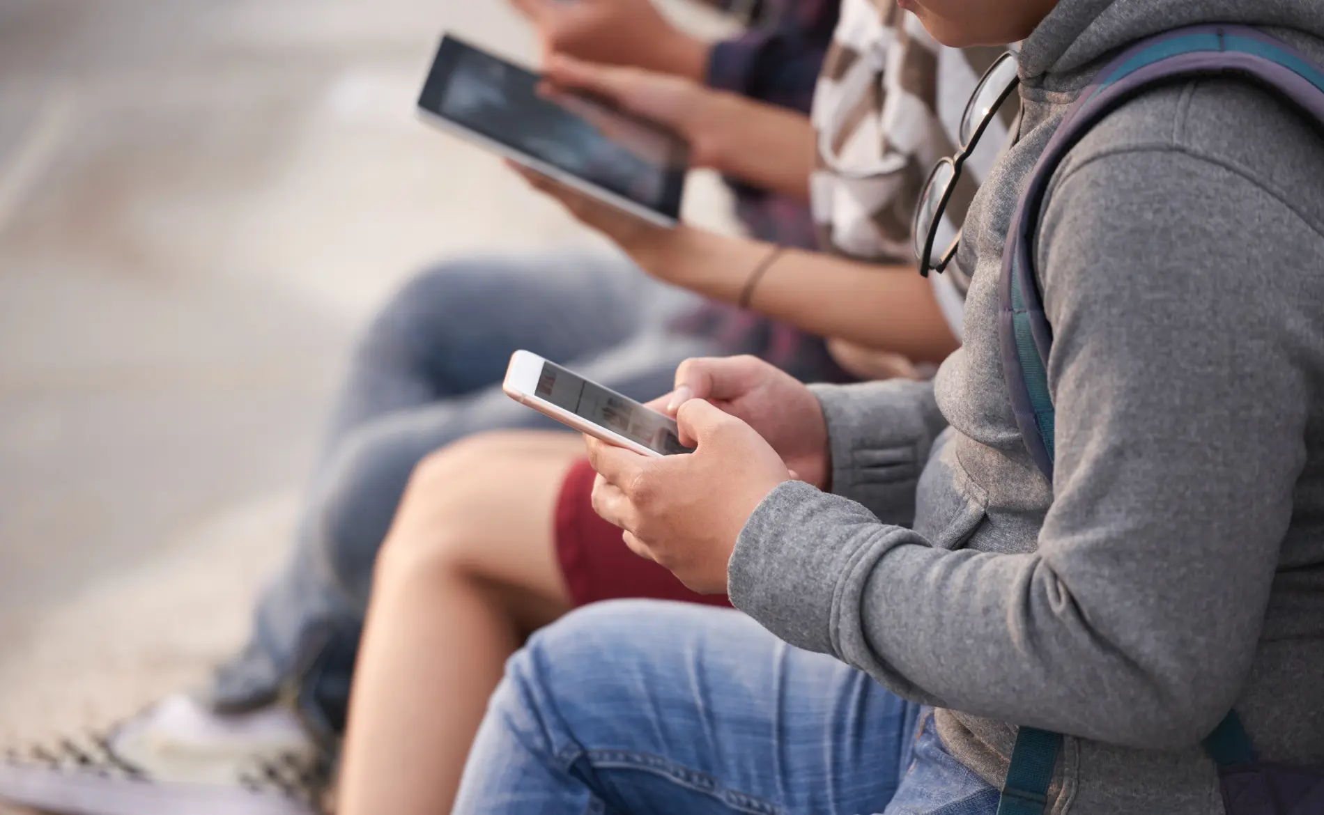 Os efeitos colaterais de banir adolescentes de redes sociais (FOLHA DE S. PAULO)