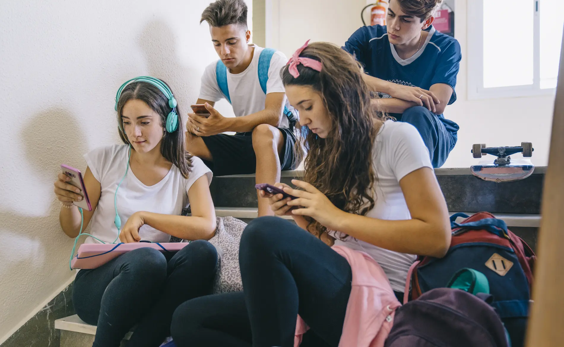 Jovens passam 1/3 do tempo escolar no celular e têm danos na atenção (G1)