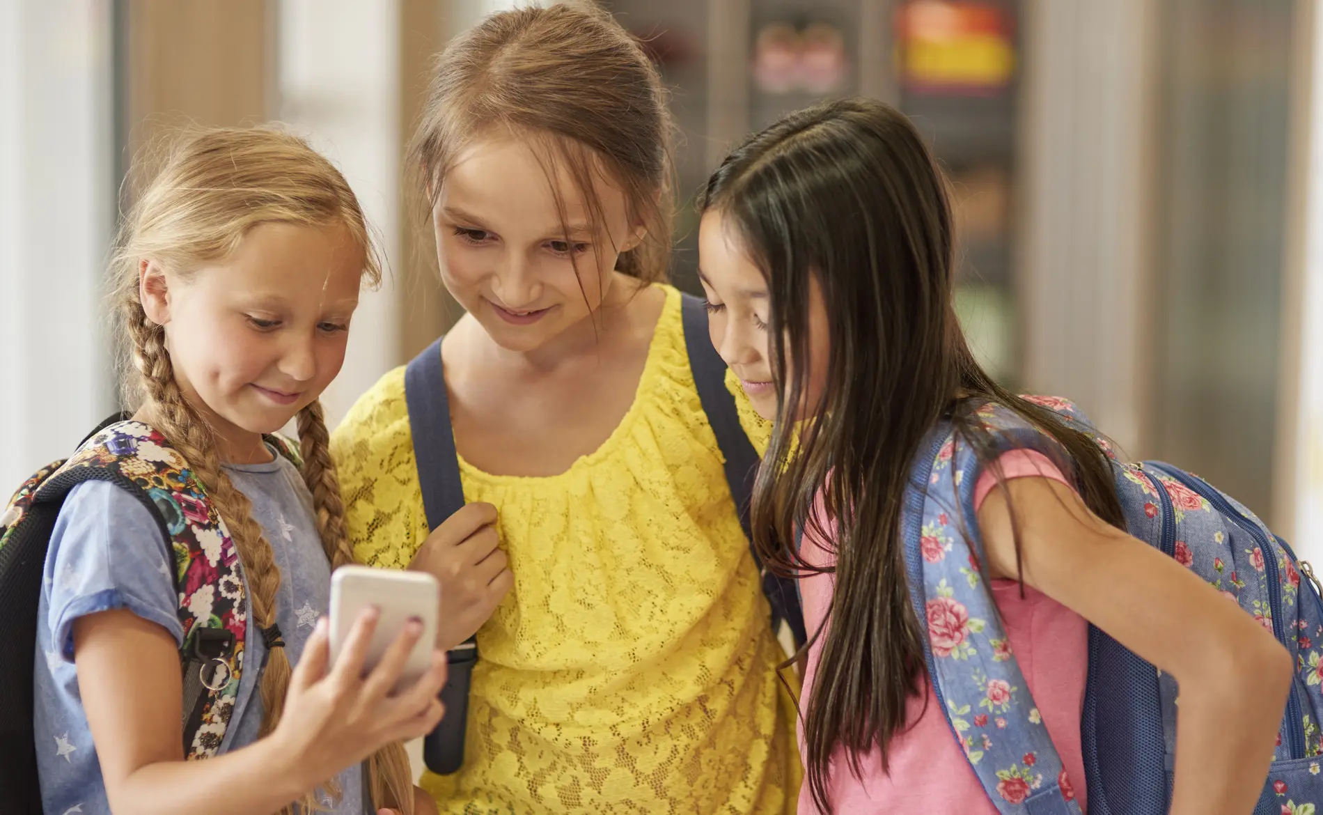 Grécia proibirá redes sociais para menores de 15 anos a partir de 2027 (G1)