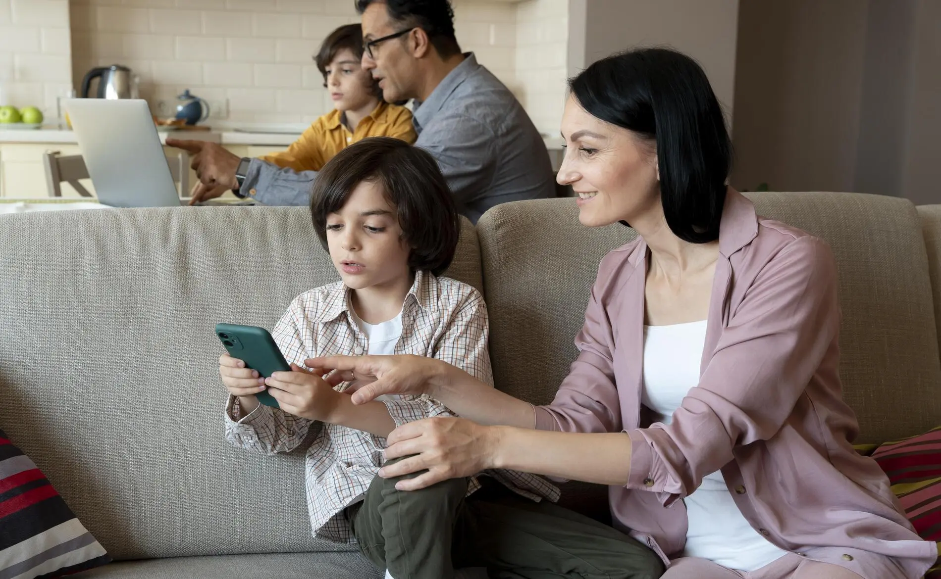ECA Digital reforça papel dos pais na proteção dos filhos (TECMUNDO)