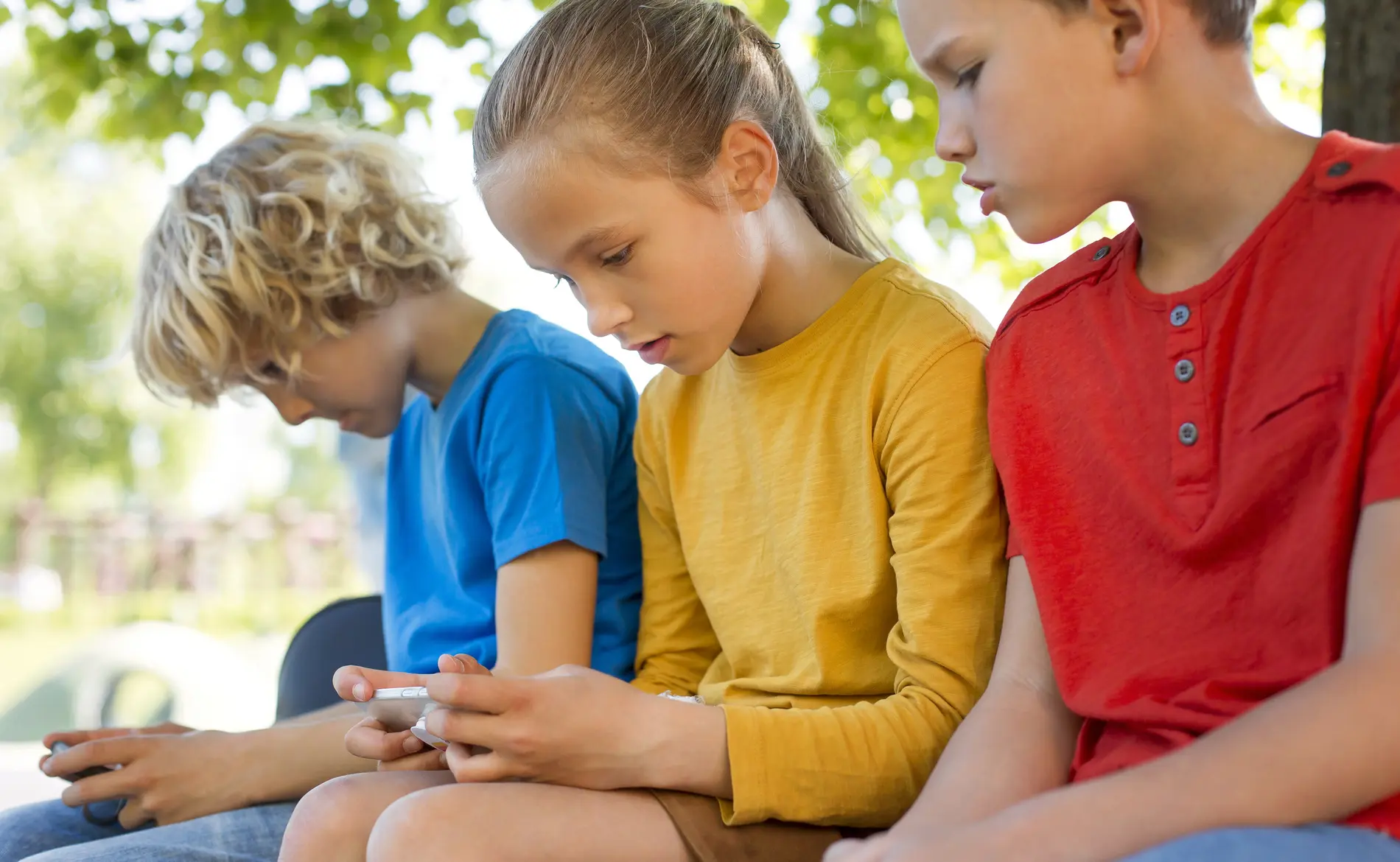 Austrália dobra multa para redes que liberarem jovens (OLHAR DIGITAL)