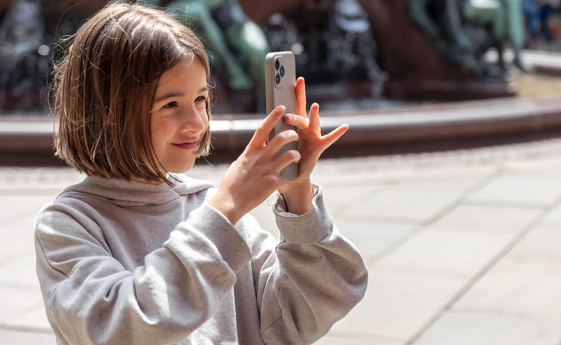 França aprova proibição de redes sociais para menores de 15 anos (G1)