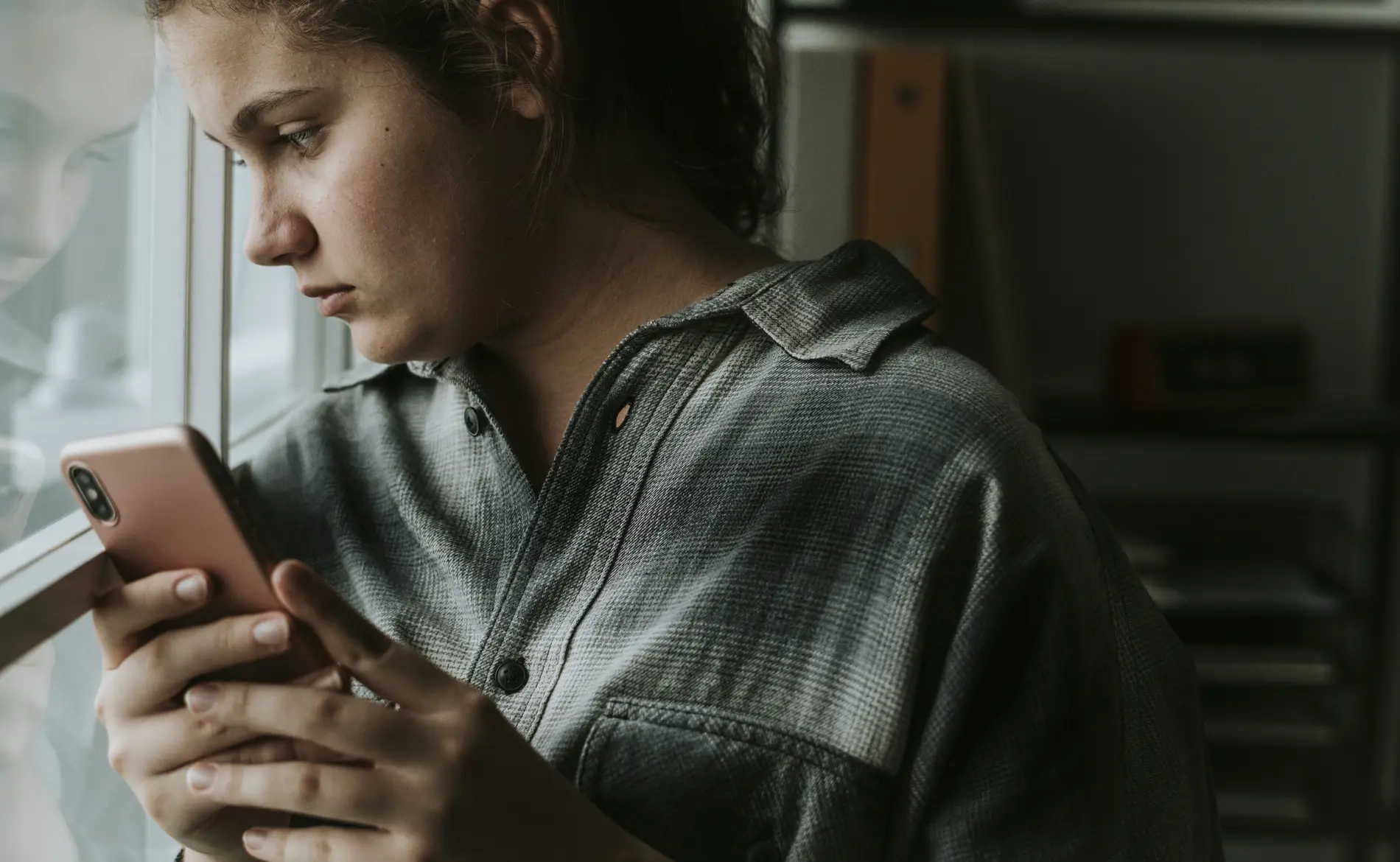 Muito tempo nas redes eleva risco de ideação suicida em jovens (O GLOBO)