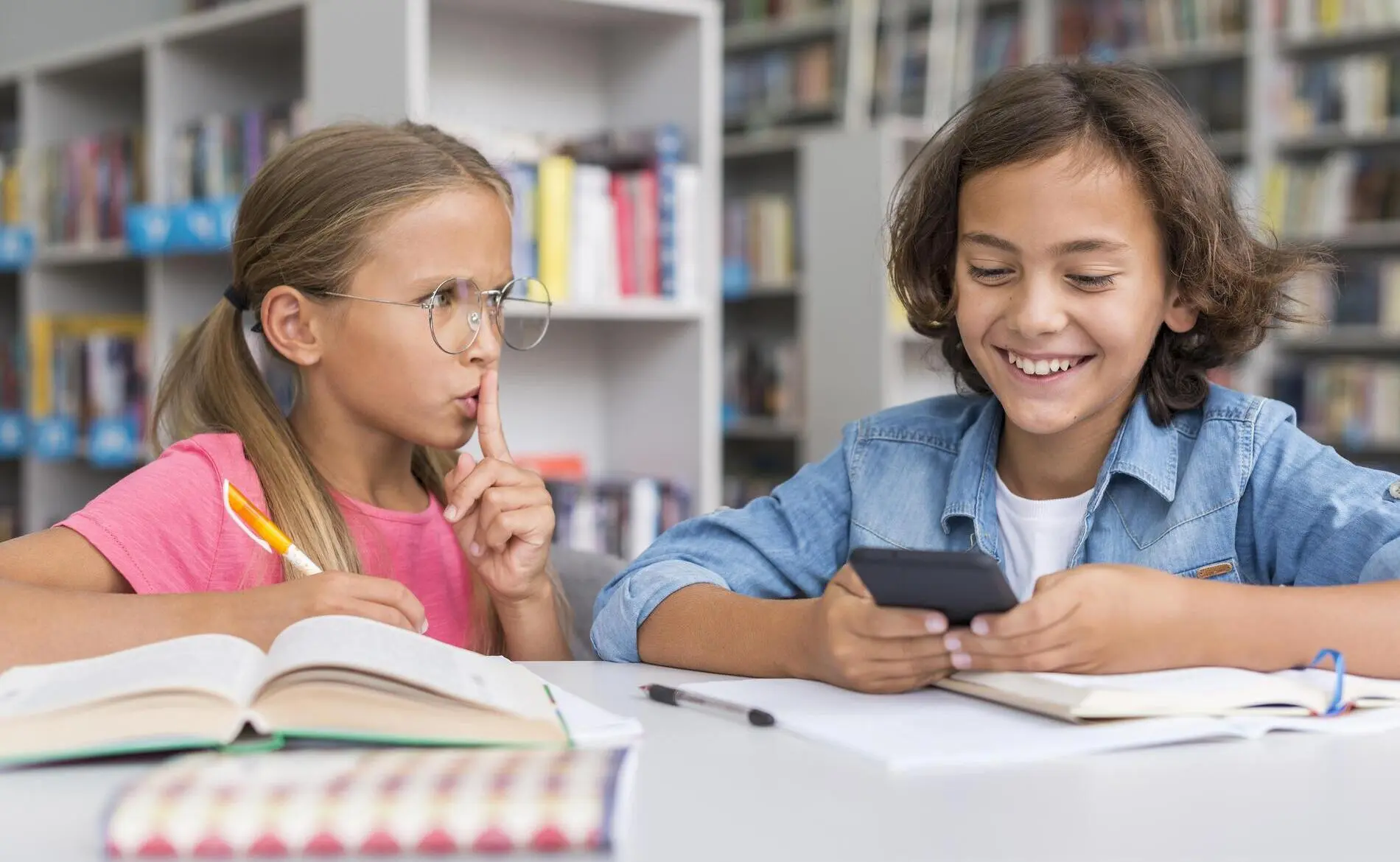 Novo estudo: uso de redes sociais X desempenho escolar (SUPERINTERESSANTE)