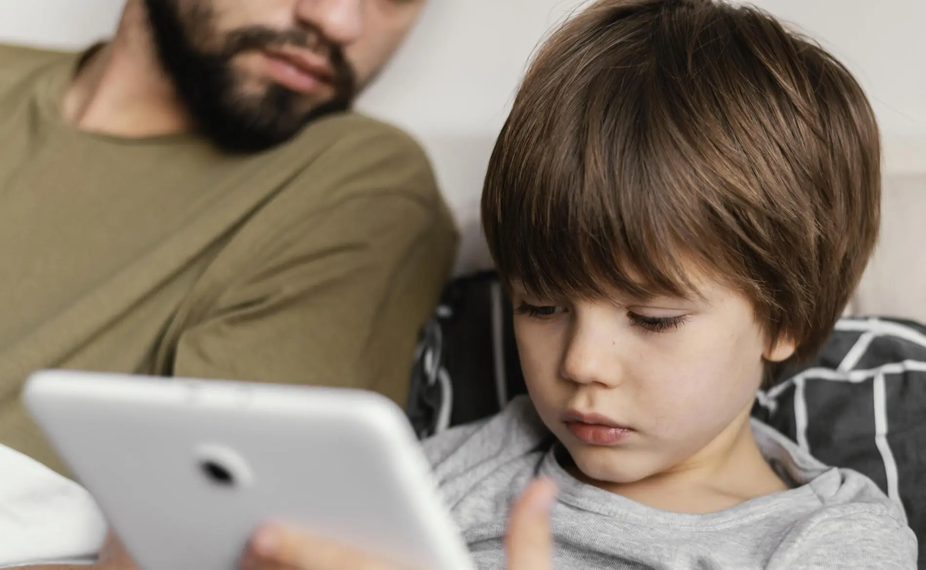 O que mudaria na UE com a nova lei sobre crianças e redes sociais? (G1)